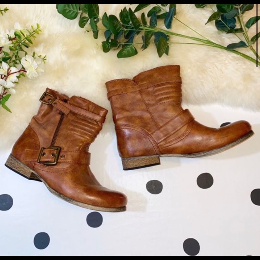 Size 8 also Chelsea ankle boot with buckle